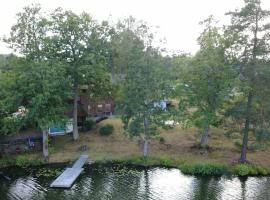 Scenic Lakehouse near Stockholm with Sauna & Jetty、フッディンゲのホテル