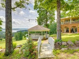 1 Mi to Lake Guntersville Scenic Condo Retreat!, hotel v destinaci Scottsboro