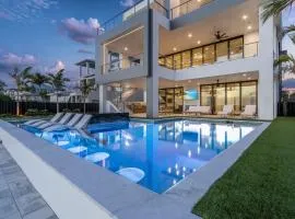 793 Shoreline Estate- 6BD 6BR, Luxurious Pool Home on The Water! home