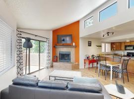 Mtn-View Condo with Resort Amenities in Tucson!, hotel en Tucson