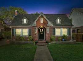 3 bed, office, hot tub, 2 min to Cherry St