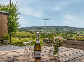 Bracken Hut At Copy House Hideaway, hotel in Earby