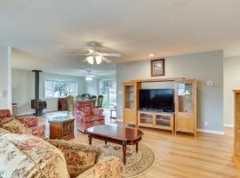 1 Mi to Dtwn Enumclaw Family Retreat!, ξενοδοχείο σε Enumclaw