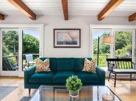 Walk to Nauset Beach Updated and Cozy, hotel em Orleans