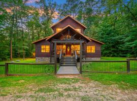 Rustic Family Getaway - Hot Tub, Pool Table, Pets, Near Attractions, khách sạn có bồn tắm nóng ở Broken Bow