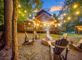 Rustic Family Getaway - Pool Table, Hot Tub, Pets, Great Location
