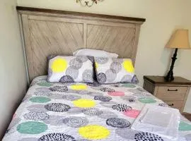 Cozy Queen Bedroom with shared Bathroom