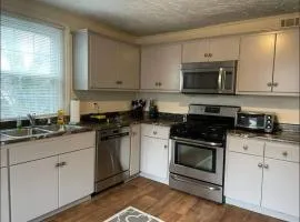 Stylish And Convenient With Wifi & Fenced Yard
