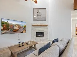 Scenic Location, Sleeps 8, 5 min to Base & Bike Access, Private Hot Tub, Walk to restaurants!