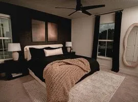 3BR-3BA Modern Ybor Central Tampa with Rooftop Firepit & 2 Bikes-Fully Equipped