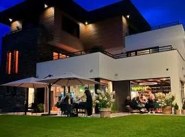 Pinot Noir Apartments & Wine Bar