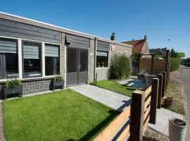 Modern 4-person bungalow near beach