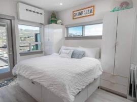 Top Floor Lakeshore Views Near Skiing, hotel with parking in Vernon