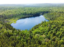 Lodge at Madawaska Ideal for Groups and hiking, complejo de caba&ntilde;as en Lake Saint Peter
