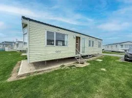 Lovely 8 Berth Caravan At St Osyth Beach Holiday Park, Essex Ref 28015Mv