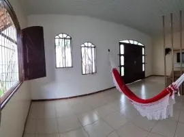 Casa com 2 quartos e 4 camas, banheiro exclusivo, cozinha e sala ampla