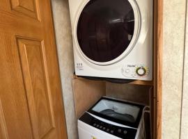 Cozy Camper RV Getaway by the Pond, hotel v destinaci Punta Gorda