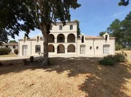 Belle chambre spacieuse dans un domaine