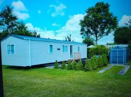Chalet Meerwijck mit Terrasse am Wasser und Meer mit Schwimmbad