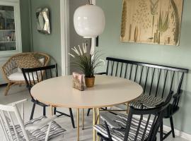 Stylish 3- bedroom Home with Garden & Terrace- Sleeps up to 6 guests，Sams&oslash;的自炊式住宿