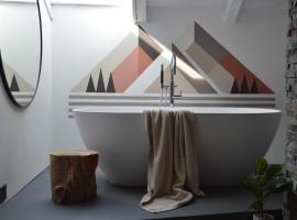 Mountain Suite with tub and view, Alpine design, hotel in Sanzeno