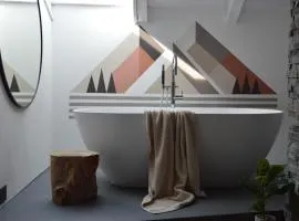Mountain Suite with tub and view, Alpine design