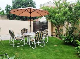 Haven Lodge Lahore - 4BR Luxurious Spanish Villa, khách sạn ở Lahore