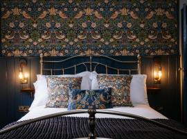 Bronte's Rest - Detached Elegant Cottage in Historic Old Town with Garden, hotel em Scarborough