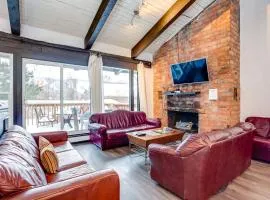 Happy Daze Big Space Near Village Hot Tub 38L-194
