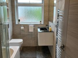 Luxurious Entire 2-Bedroom Apartment in the Heart of Bromley, hotel a Bromley