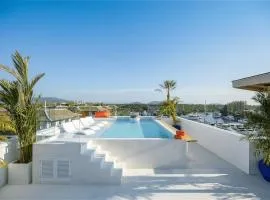 Penthouse Skyline-Top floor 4 bedroom sea view pool apartment