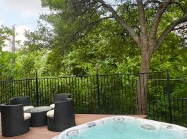 Austin में, होटल Vacation Home with Whole Home Air Cleaner and Jacuzzi