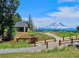 Stunning Mt Rainier Views!tahoma Ridge Cottage, ξενοδοχείο σε Eatonville