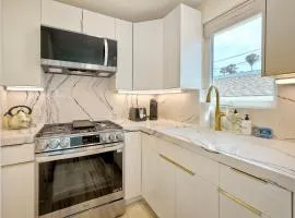 Monarch Estate, Luxe Studio with AC , Walk to Beach, Pier & Dining