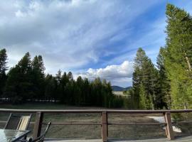 House In The Woods - 20 Min To Ynp, hotel in Island Park