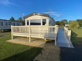 Oak Village 64 - Grange Leisure disability caravan - pet friendly, wifi and ramped decking, hotel in Mablethorpe