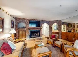 Rosie's Hideaway ~ Spacious Retreat Near the Mountain & Lake with Grill & Full Kitchen