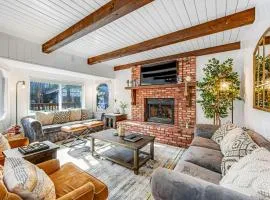 Balboa at Big Bear ~Modern Mountain Home with Fast Wi-Fi, Private Hot Tub, Fireplace, Loft - Dogs OK