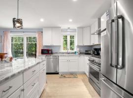 Charming Getaway with Hot Tub Dog Friendly, hotel u gradu 'Eastham'