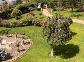 Appartement perla p2 saidia &agrave; 5min &agrave; pieds de la plage - uniquement familles et couples mari&eacute;s - piscine en travaux, alojamiento con cocina en Saidia