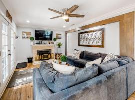 Brewer Escape ~ Modern, newly renovated escape with mountain views - five minutes to town, hotel en Sugarloaf