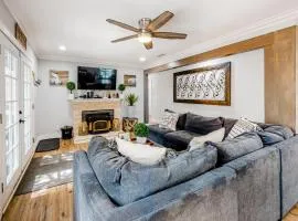 Brewer Escape ~ Modern, newly renovated escape with mountain views - five minutes to town