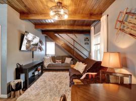 The Summit at Sherwood ~ Dog-friendly cabin with fenced yard, patio, grill, & furnished deck, hotel a Big Bear City