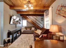 The Summit at Sherwood ~ Dog-friendly cabin with fenced yard, patio, grill, & furnished deck