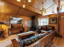 Craftsman Hideaway ~ Cabin near the lake and zoo with fireplace, full kitchen, patio, & BBQ