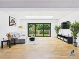 Modern 4BR House, Spacious, Garden, Free Parking