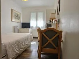 1 Chambre pour 2 personnes "Chez l'habitant" maison possède un petit chien