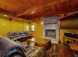 Primrose Cabin ~ Mountain Cabin w/ hot tub, deck, fireplace & washer/dryer