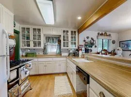 Rooster's Den ~ Charming house with expansive deck, cable, internet, near Big Bear Lake