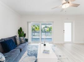 Waterfront Retreat Views, Pool, Hot Tub, Gym Walk to Beach & Boca Resort!, khách sạn ở Boca Raton